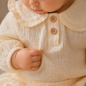 Petal Collar Organic Muslin Baby Set in Cream – petal collar detail