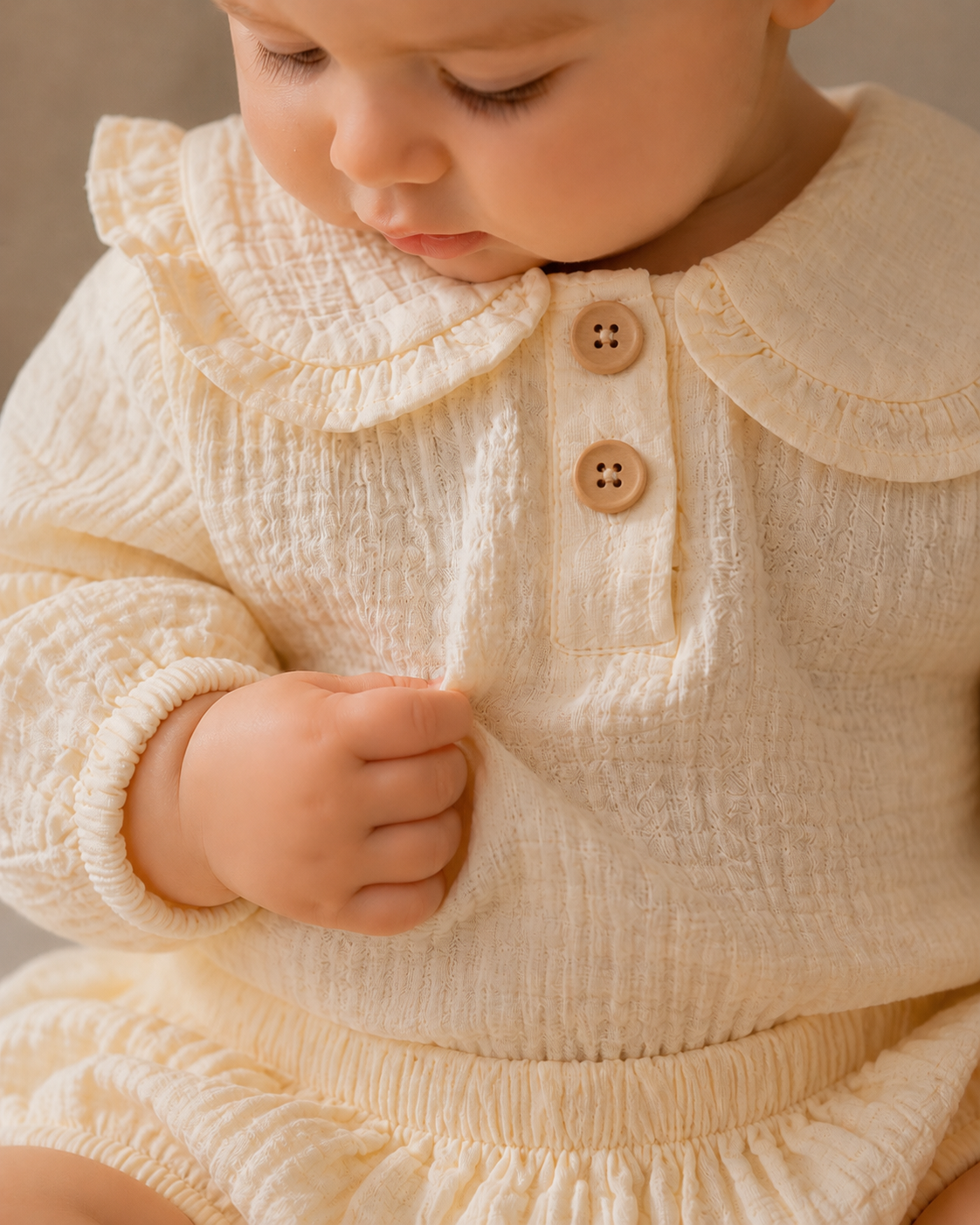 Petal Collar Organic Muslin Baby Set in Cream – petal collar detail