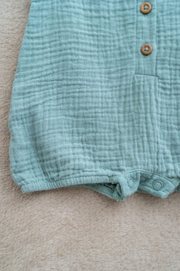 Soft muslin romper with wooden buttons