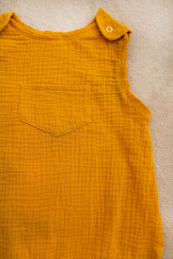 Muslin dress with no sleeves for girls