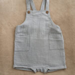 Organic cotton kid's playsuit with wooden buttons