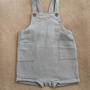 Organic cotton kid's playsuit with wooden buttons