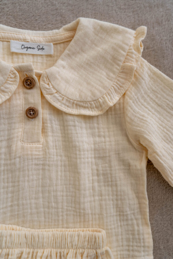 Two-piece muslin baby set in beige with long sleeves and frill details