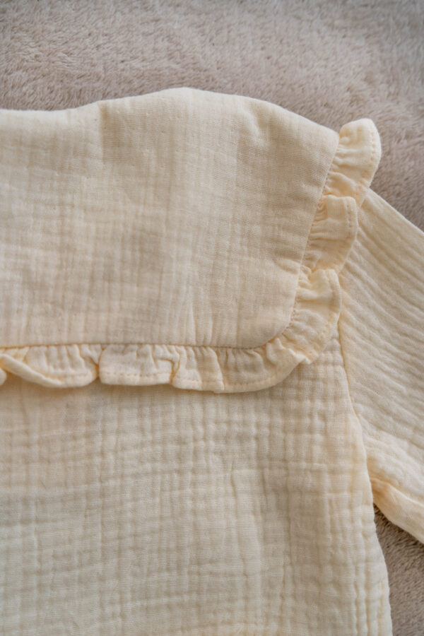 Organic muslin baby outfit - blouse with wooden buttons and elastic bloomers